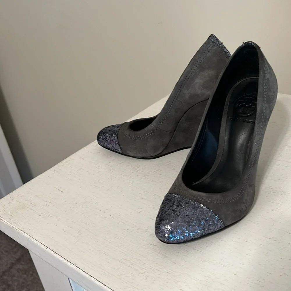 Tory Burch Women’s Gray Suede Wedges w/ Sparkle / Size 7 / Very Good Condition